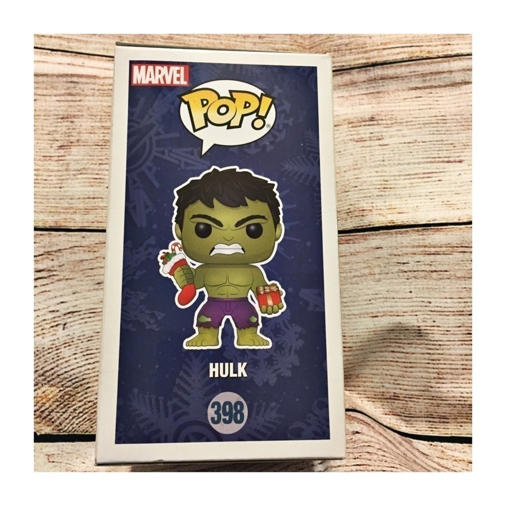 NWT Funko Pop Hulk holding Christmas Present and Stocking #398 - Picture 5 of 8